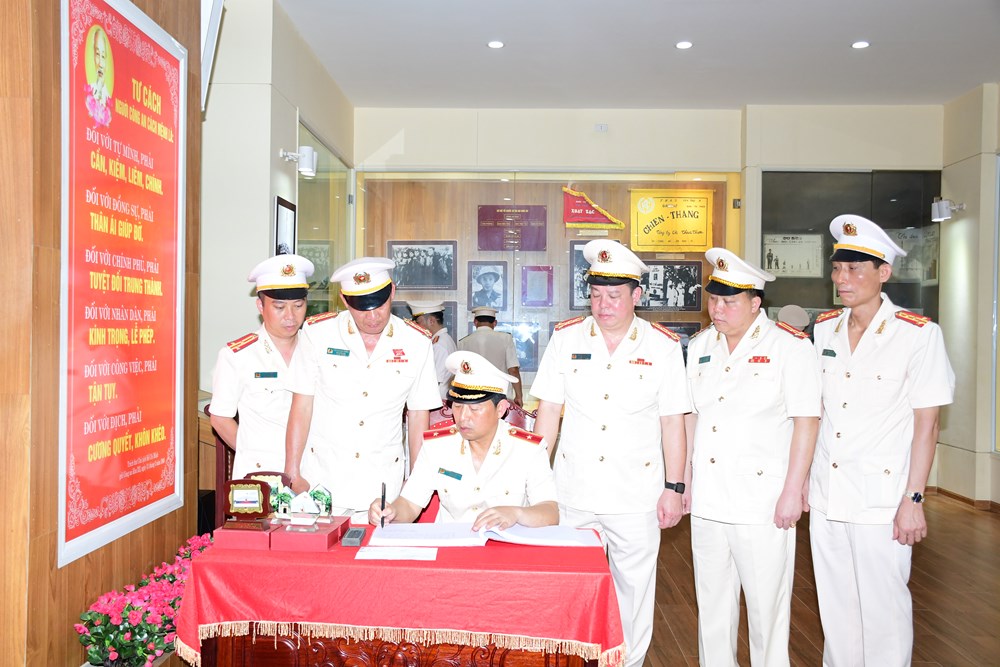 Tổ chức về nguồn, báo công tại Khu Lưu niệm Sáu điều Bác Hồ dạy Công an nhân dân